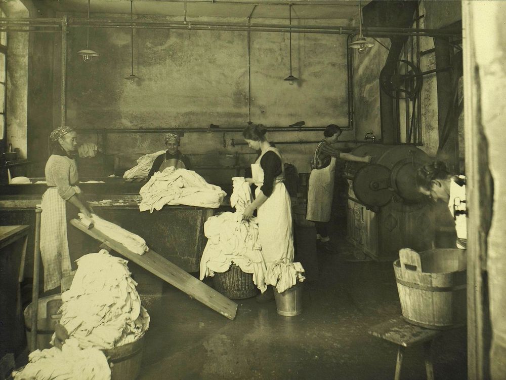 Frauen in der Wäscherei.