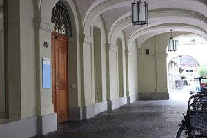 Eingang zur Burgerbibliothek Bern.