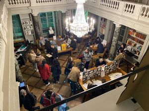 Lesesaal mit besuchenden an der Museumsnacht.