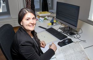 Foto zeigt die wissenschaftliche Mitarbeiterin bei der Arbeit.