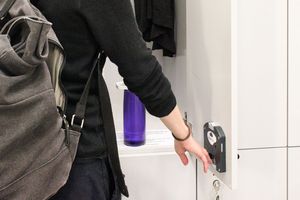 Eine Person am Schliessfach, entnimmt das Depot.