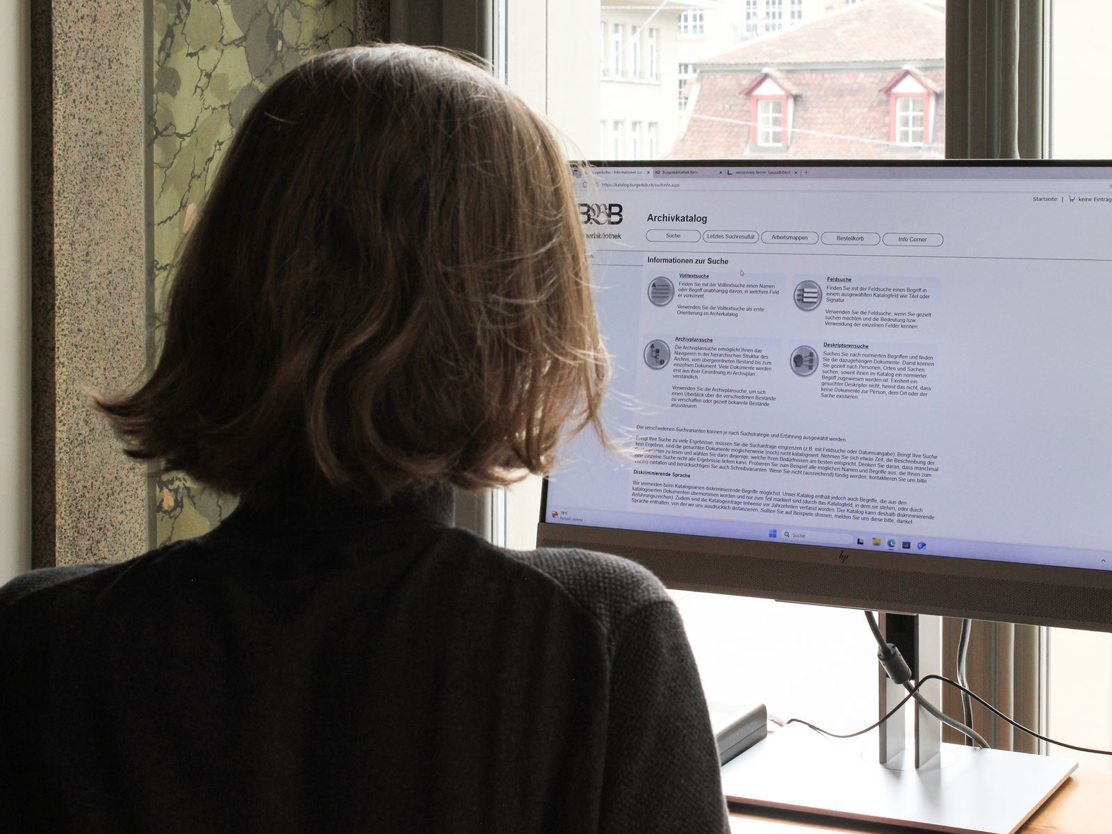 Person im Lesesaal an der Recherchestation.