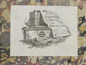 Zeichnung zeigt ein aufgerolltes Pergament auf welchem steht: «Aus der Büchersammlung N. Friedrichs von Mülinen». Im Hintergrund ist eine kistenartige Konstruktion, welche mit dem Familienwappen versehen ist und auf welcher mehrere Bücher stehen.