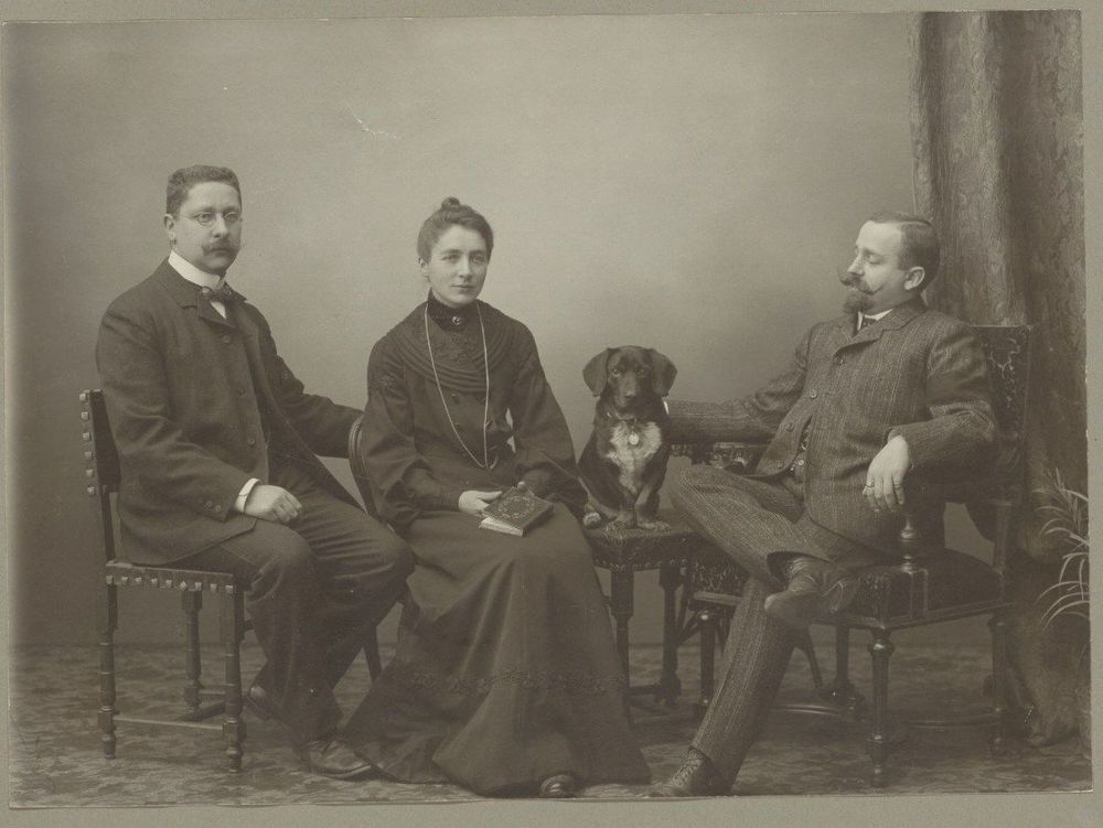 Die Fotografie zeigt die Gebrüder Johann Friedrich (1872–1959) und Karl Adolf (1875–1939) Stauffer mit ihrer Schwester Marie Hug-Stauffer (1871–1909).