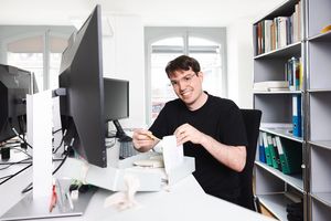 Das Bild zeigt den digitale Archivar beim herauspacken von 3,5 Zoll Disketten.