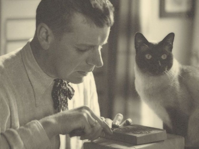 Portraifoto zeigt Paul Boesch und eine Katze.
