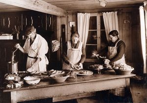Fotografie zeigt mehrere Personen beim Arbeiten in einer Küche.