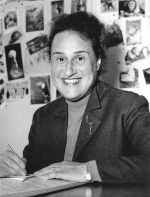 Portraitfoto von Monika Meyer-Holzapfel.