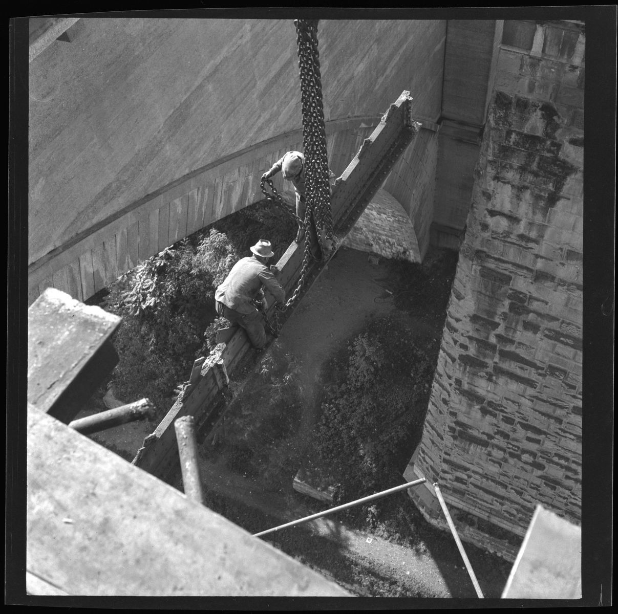 Arbeiter am Bau einer Brücke.