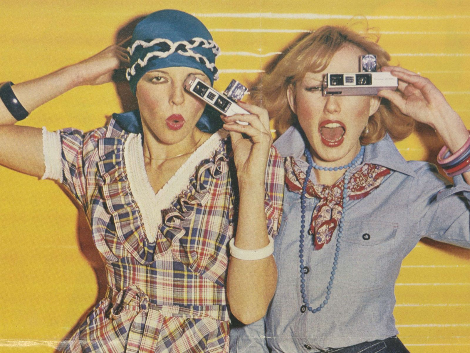 Werbeanzeige aus dem Loeb Katalog. Zwei Frauen gucken enthusiastisch durch eine Fotoapparat.