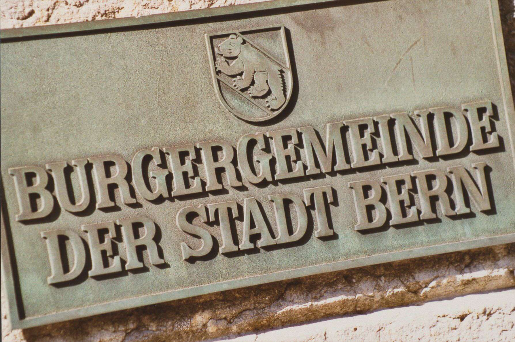 Metallplakette auf welcher steht: Burgergemeinde der Stadt Bern.